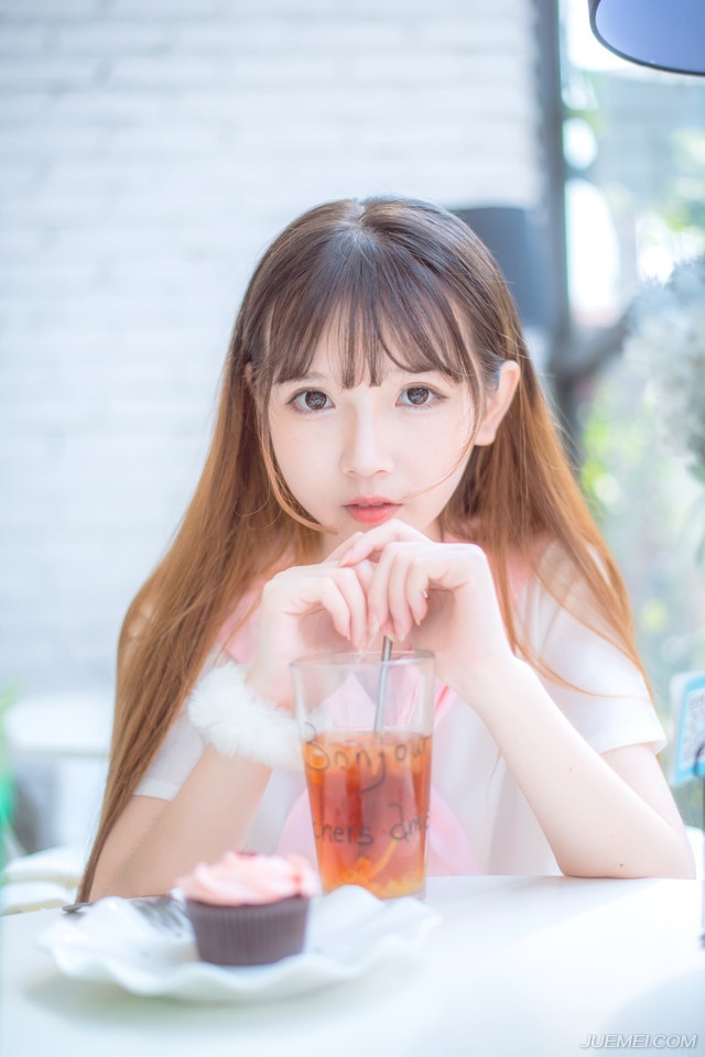 或许，我们终究会有那么一天：牵着别人的手，遗忘曾经的他。——三毛《雨季不再来》