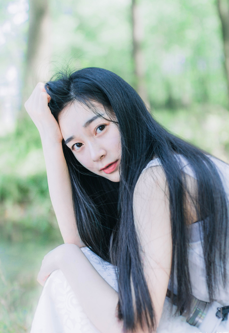 想到这里，刘璝摇了摇头，不管如何，今日定要见到主公，一路上无人阻拦，刘璝径直来到刘璋的卧房之外，正要推门而入，里面突然传来女子痴痴的荡笑声，中间还夹杂着男人粗重的喘息声。